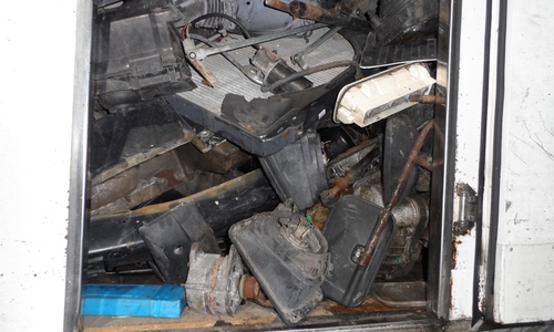 Alte ölverschmierte und stark verschmutzte Autoteile sowie Getriebe, Auspuff und alte verschmutzte Haushaltswaren befanden sich auf dem Laster. Foto: ots