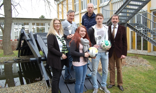 Kerstin Zimmermann, AOK-Pressesprecherin, Thomas Just, CGLS-Sportlehrer, Paulina Eidinger, CGLS-Schülerin, Fachoberschule Technik, Thomas Rosin, Fa. 5sports-Sportförderung, Moritz Boog, CGLS-Schüler, Berufliches Gymnasium Wirtschaft, Peter Walte, CGLS-Schulleiter, Foto: Privat