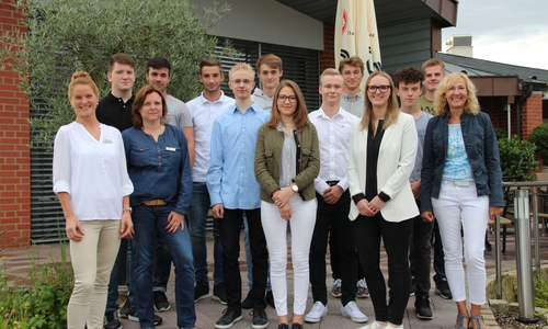 Die neuen Azubis der NEULAND mit den Ansprechpartnerinnen aus dem Personalmanagement. Foto: Neuland