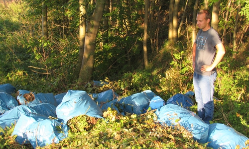 Philipp Lüer (CDU) an der Stelle mit den mehr als 30 illegal abgeladenen Müllsäcken. Foto: Privat