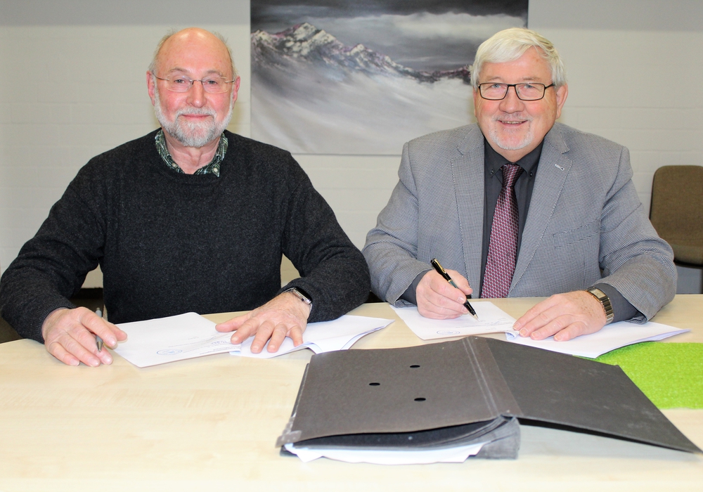 Dr. Hubertus Köhler und Hans-Herman unterzeichnen den Vertrag. Foto: Wasserverband Peine