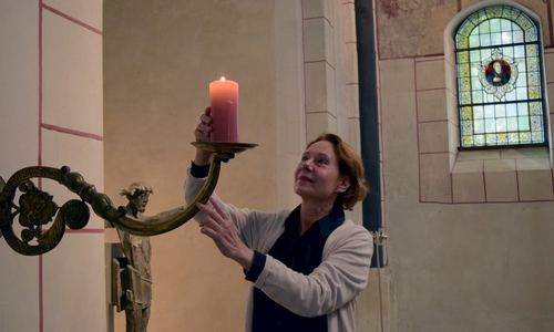 Seit 2001 war Dorothée Prüssner die Wächterin der Ratskerze. Nun soll eine andere Ratsfrau oder ein Ratsherr die Tradition fortsetzen. Foto: Stadt Goslar