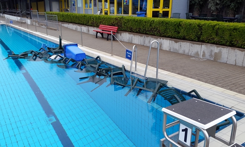  Die Bestuhlung der Cafeteria im Becken.
