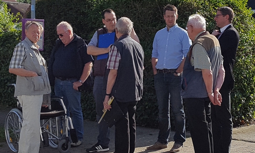 Vertreter der CDU Sickte überprüften mit einem vom Seniorenzentrum Sickte bereitgestellten Rollstuhl die Barrierefreiheit rund um den Herrenhauspark in Sickte; von links nach rechts: CDU-Fraktionsvorsitzender Dr. Manfred Bormann, Ralf-Jürgen Bues, Andreas Kleindienst, Johann Seifert, Stefan Fenner, der Heimbeiratsvorsitzende des Seniorenzentrums Sickte Dieter Lorenz, CDU-Bürgermeisterkandidat Marco Kelb. Foto: privat