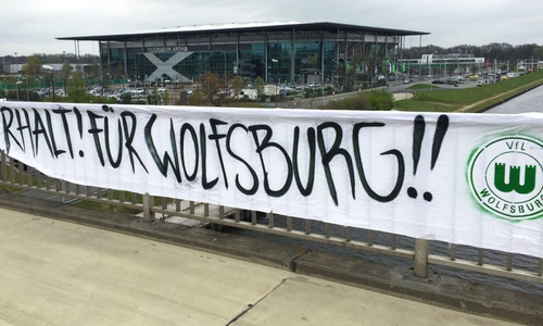 Die Anhänger stehen hinter dem VfL Wolfburg. Foto: Bernd Dukiewitz