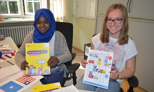 Die Praktikantinnen Inas (links) und Sabrina (rechts) helfen bei den Vorbereitungen. Foto: Richert