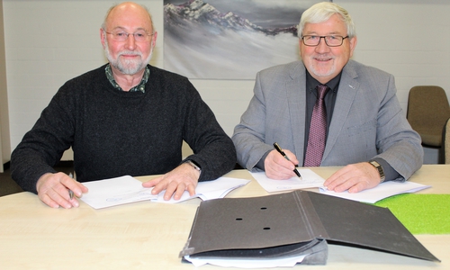 Dr. Hubertus Köhler und Hans-Herman unterzeichnen den Vertrag. Foto: Wasserverband Peine
