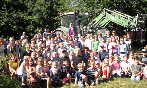 Nach getaner Arbeit wurde noch ein Gruppenfoto mit Förster Strauch und Andreas Faber (beide hinten im Bild) geschossen. Fotos: Niedersächsische Landesforsten