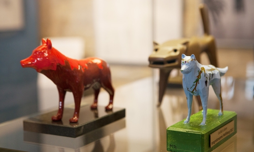 Bildunterschrift: Der Wolf ist das Wolfsburger Wahrzeichen und derzeit in verschiedenen Gestaltungsformen in der Ausstellung "Wolfsburger Wahrzeichen" im Stadtmuseum zu sehen. Foto: Meike Netzbandt