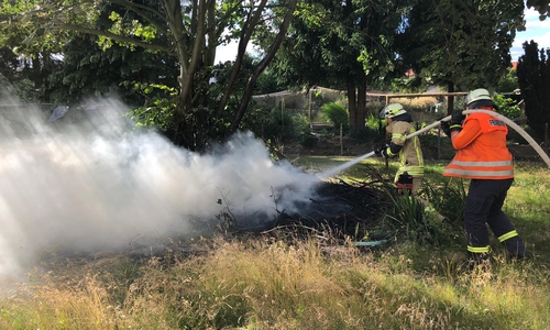 Die Einsatzkräfte löschten das Feuer mit einem C-Rohr. Fotos: Feuerwehren Grasleben