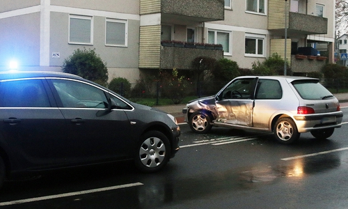 Es gab drei Verletzte bei einem Verkehrsunfall. Symbolfoto: Werner Heise