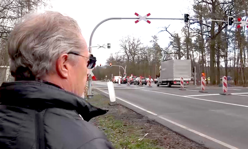 Im Interview schildern Lutz Dietrich und betroffene Bürger, wie sie die Entwicklungen an der Dragenkreuzung wahrnehmen. Foto/Video: Aktuell24(KR)