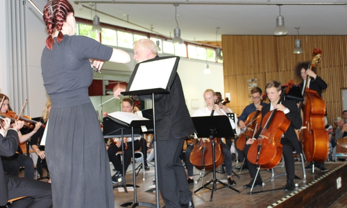 Rieke Morgen war Solistin bei Jules Massenets Meditation für Violine und Orchester aus der Oper "Thais". Fotos/Video: Eva Sorembik