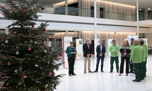 „Landtag Weihnachtsbaum“: Landtagspräsidentin Dr. Gabriele Andretta (Fünfte v.r.) dankt denNeuerkeröder „Anpackern“ für den schön geschmückten Weihnachtsbaum. Foto: Evangelische Stiftung Neuerkerode