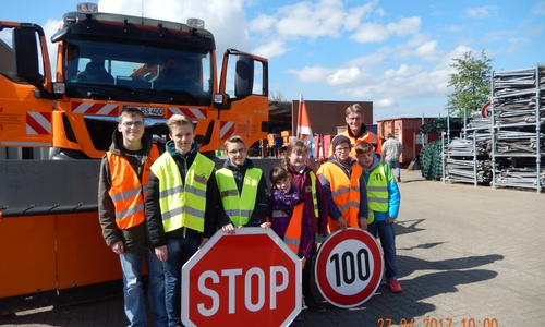 Die Schüler bei der Besichtigung der Autobahnmeisterei Braunschweig-Rüningen. Foto: Privat