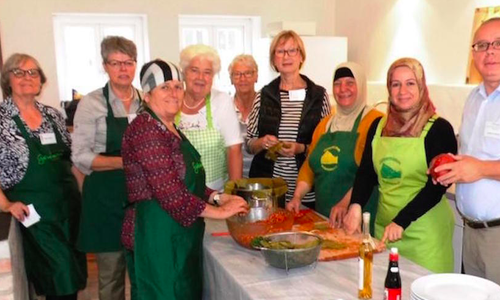 Das Integrationskochen im Gärtnermuseum bereitete den drei syrischen Frauen und ehrenamtlichen Helfern Freude. Foto: Privat