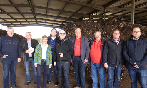 Mitglieder der SPD-Kreistagsfraktion mit der Geschäftsführerin der Gesellschaft für Biokompost, Eva-Maria Pabsch, (3. v. l.) in Upen: Oliver Ganzauer, Reinhard Deitmar, Lennie Meyn, Vorsitzender Falk Hensel, Michael Hausmann, Bernfried Keye, Marcus Bosse, MdL und Julian Märtens, stv. Landrat sowie Sabine Resch-Hoppstock (nicht auf dem Foto). Foto: SPD Kreistagsfraktion Wolfenbüttel