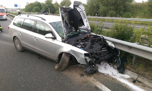 Der VW-Kombi kam von der Fahrbahn ab und stieß mit der Leitplanke zusammen. Foto: Privat.