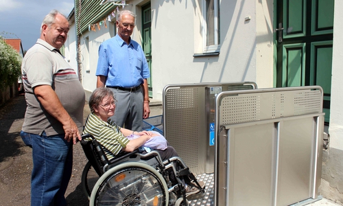 Von links: Horst Löhr, Jutta Löhr und Jürgen Junker freuen sich über die neue Hebebühne. Foto: Privat