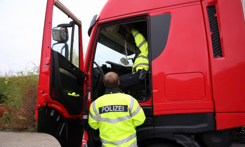Die Polizei führte am Donnerstag eine LKW-Kontrolle in Salzgitter durch.- Damit wolle man auch schwere Unfälle vermeiden. Foto: Karliczek/Video: aktuell24