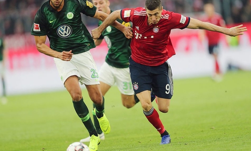 Anthony Brooks verfolgt Robert Lewandowski im Hinspiel. Der Pole traf erneut doppelt gegen Wolfsburg. Fotos: Agentur Hübner/Archiv
