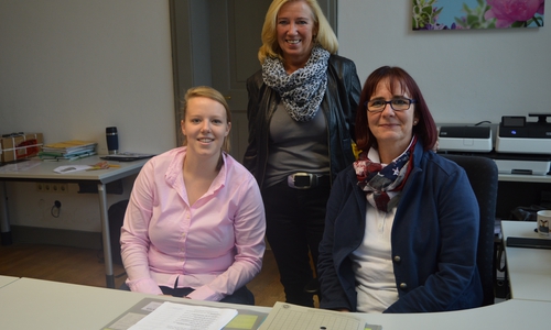 Die neue Auszubildende Maren Löckener mit Petra Eickmann-Riedel und Andrea Martin. Foto: Richert

