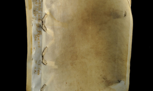 Die Herzog August Bibliothek lädt zur Führung durch die Restaurierungswerkstatt. Hier: Ein durch Benutzung und ungünstige Lagerungs- und Klimabedingungen stark deformierter Pergamenteinband des 16. Jahrhunderts (Ferrandus Carthaginiensis: Paraeneticus. München, 1567) Foto: HAB