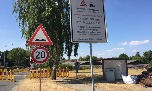 Derzeit sind zwei Bahnübergänge gesperrt. Das führt zu Staus. Fotos: Anke Donner 