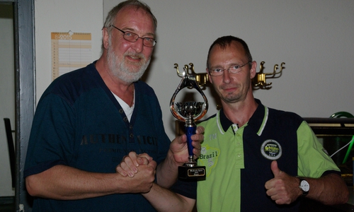 Ralph Bothe, Abteilungsleiter Darts im ESV Wolfenbüttel 1949 e.V., Sven Herre, 1. Platz. Foto: Privat