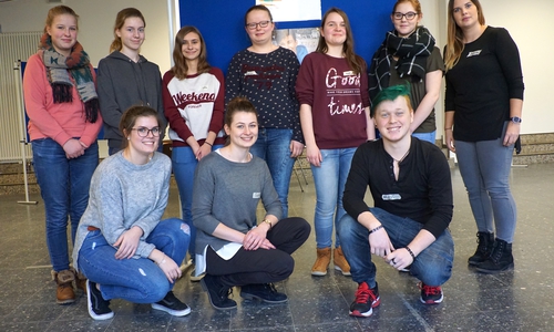 Das Organisationsteam bestehend aus den Referenten und Schülerinnen der 10b
Oben von links: Lena Krebs, Pia Bolte, Julia Huber, Greta Fitzner, Madeleine Drygalla, Sarah Punthöler (alle 10b), Samira Weihberg (Lukas-Werk). Darunter von links: Alicia Raschke, Sophia Lesemann (beide Lukas-Werk), Max Meißler (FKSB). Foto: Privat