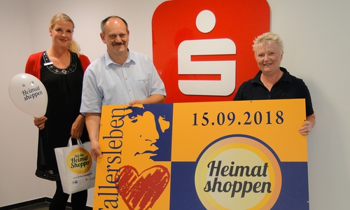 Viel Werbung für eine gute Sache: Nicole Dierks (l.), Leiterin der Sparkassenfiliale Fallersleben, sowie Otto Saucke, Vorsitzender des Blickpunkt, und Gabriele Sitzlack, Leiterin der Blickpunkt-Geschäftsstelle, sind bereit zum „Heimat shoppen“. Foto: Sparkasse Gifhorn-Wolfsburg