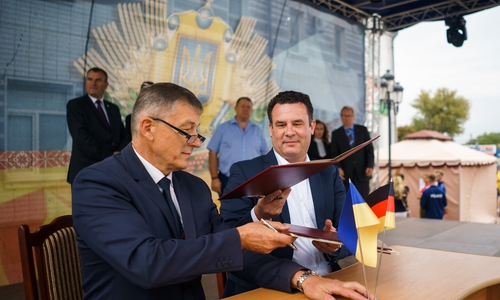 Die Bürgermeister der Partnerstädte bei der Unterzeichnung des Partnervertrages.

Foto: Stadt Gifhorn