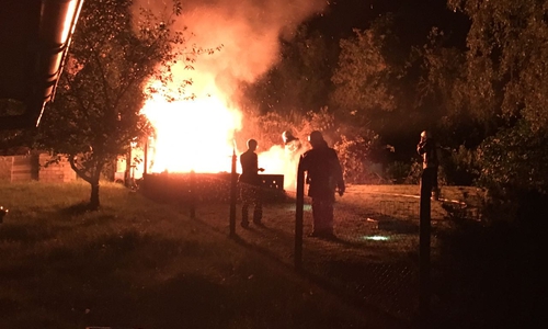 Als die Feuerwehr eintraf, brannte die Gartenlaube bereits vollständig. Fotos: Alexander Weis,
Pressesprecher Feuerwehr Helmstedt