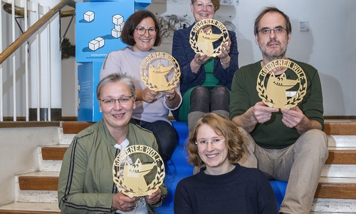 Durften schon mal Probehalten (v.l.n.r.): Iris Bothe (Dezernentin für Jugend, Bildung und Integration), Dr. Maren Risch (Sprachbildungskoordination, Bildungshaus), Dr. Birgit Rabofski (Leiterin des Bildungshauses), Anika Post (Sprachbildungsbegleitung, Bildungshaus) und Uwe Nüstedt (Stadtbibliothek) präsentieren den Trickfilmfestival-Preis, den "Goldenen Wolf". Foto: Stadt Wolfsburg
