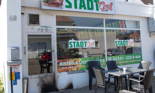 An der Eingangstür sind noch deutlich die Spuren des Feuers zu sehen. Fotos: Rudolf Karliczek