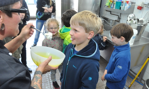 Lara Imbriani zeigte den Löwenzahn-Kindern ihr Labor, in dem die neuen Eissorten entstehen. Fotos: Lebenshilfe 