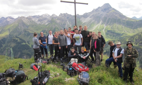 Die Tutoren Mechthild Franke und Marco Hübner sind mit den Jugendlichen ihrer Klasse in den Alpen von Hütte zu Hütte gewandert. Fotos: Henriette-Breymann-Gesamtschule