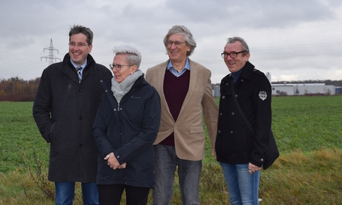 Dr. Oliver Junk (von links), Rosemarie Walter von der Wirtschaftsförderung, Dr. Christoph Freist und Dirk Becker sehen sich das Grundstück an, auf dem DFA sich erweitern möchte.
Foto: Stadt Goslar