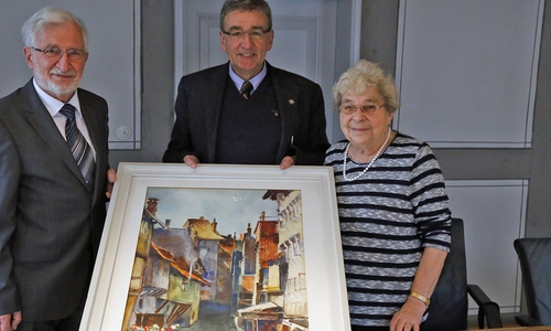 Reinhard und Ruth Hayn überreichen Bild Foto: Stadt Wolfenbüttel