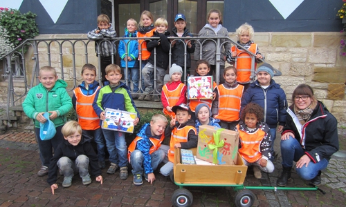 Die Vorschulkinder der Kindertagesstätte in Fümmelse packen Schukartons für Flüchtlinge. Foto: Privat
