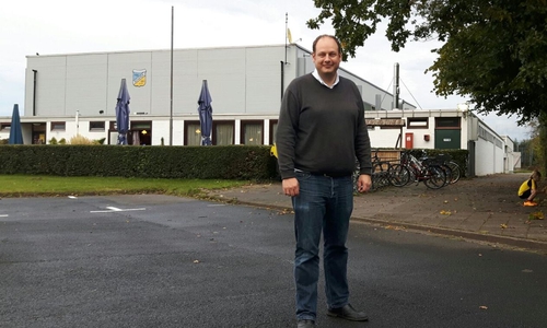 Jan-Tobias Hackenberg vor der Sporthalle in Schapen. Fotos: CDU