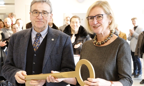 Bürgermeister Thomas Pink übergab den symbolischen Schlüssel für den sanierten Trakt an Schulleiterin Dr. Ute Krause. Fotos: Stadt Wolfenbüttel