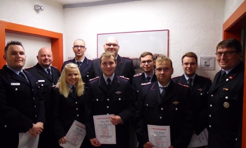 Stellvertretender Ortsbrandmeister Felix Kunze, Gemeindebrandmeister Oderwald Alexander Steek, Celine Herzke, Manuel Brieger, Thoren Holst, Gerrit Jahns, Max Kunze, Tobias Schmidt, Jan Holst und stellvertretender Gemeindebrandmeister Rüdiger Preißner. Foto: Feuerwehr Groß Flöthe