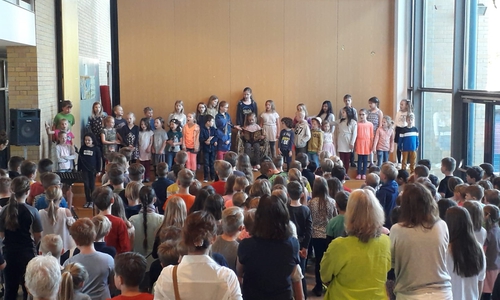 Der Schulchor hat den "Büchertag" eröffnet. Foto: Barbara Stamer 