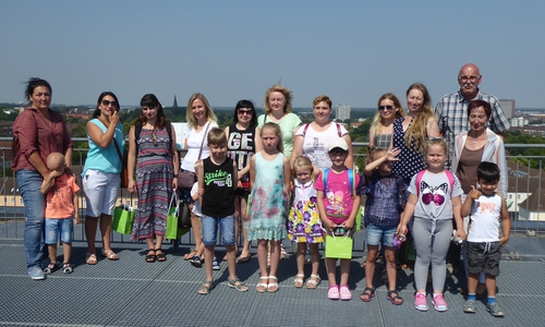 Über den Dächern Wolfsburgs: Die Reisegruppe aus Weißrussland. Foto: Stadt Wolfsburg