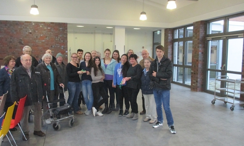 Begegnung zwischen Jung und Alt in der Aula des Sickter Schulzentum. Foto: Privat 
