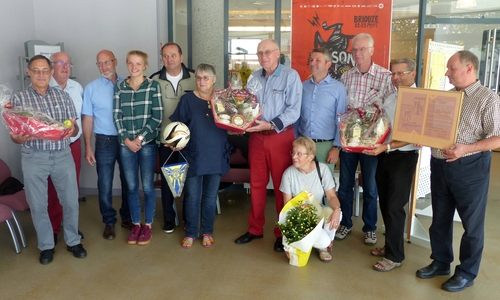 Zusammen mit dem Briouzer Buergermeister Jean Pierre Salles, (2. von links) bedankt sich die Delegation aus Salzdahlum beim Komitee in Briouze. Foto: Privat