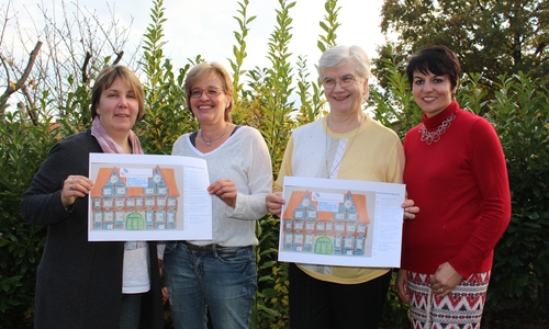 Die Projektgruppe „Lebendiger Adventskalender“ präsentiert die Plakate, Foto: Jan Borner