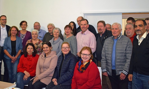 In und für Steterburg gibt es einen Sanierungsbeirat: Stadtrat Michael Tacke (hintere Reihe links), und (davor) Bernd Waldmann, Fachdienstleiter Stadtplanung, Umwelt, Bauordnung und Denkmalschutz, bedanken sich bei den Engagierten. 

Foto: Stadt Salzgitter)