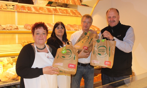 Die Schladener Tafel konnte sich über 200 Tüten mit Lebensmittel freuen. Susanne Plumenbohm und Evelin Ehlert, Harald Witt und Andreas Memmert übergaben die Tüten an die Tafel Schladen. Fotos: Anke Donner 
